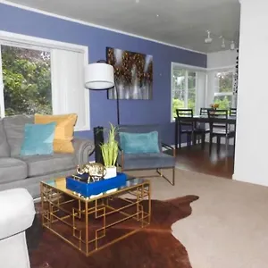 Apartment The Golden Serene - Uniquely Furnished Near Lake Washington - Free Parking & Wifi, Seattle
