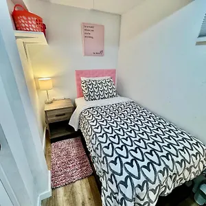 Homestay Tiny Private On The 1st Floor With Shared Bathroom Near Seatac Airport And Downtown, Seattle